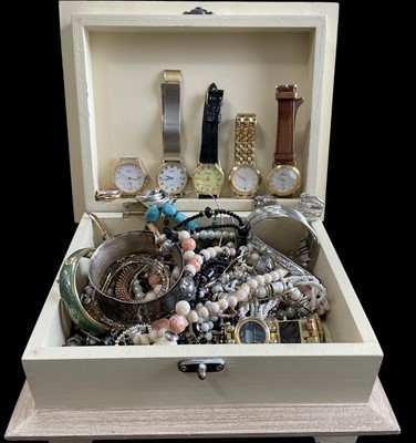 Lot 122 - A wooden jewellery box containing a selection...
