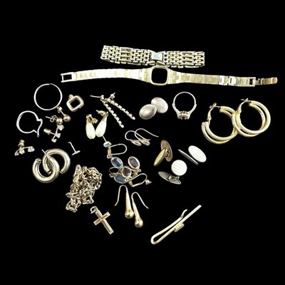 Lot 137 - A selection of yellow metal jewellery, etc.