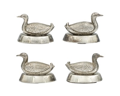 Lot 114 - SAMPSON MORDAN & CO - An Edwardian silver set of four menu card holders, modelled as ducks.