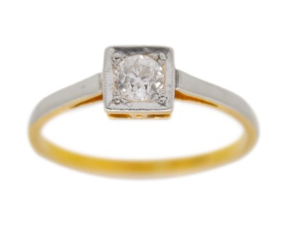 Lot 50 - An antique 18k gold and diamond solitaire ring.