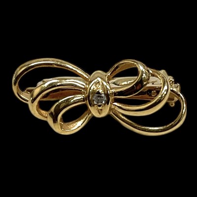 Lot 150 - A 9ct gold clasp with a diamond chip at the...