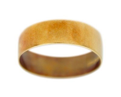 Lot 62 - An 18k gold wide band ring.