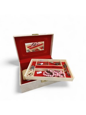 Lot 113 - A selection of costume jewellery in a jewellery box.