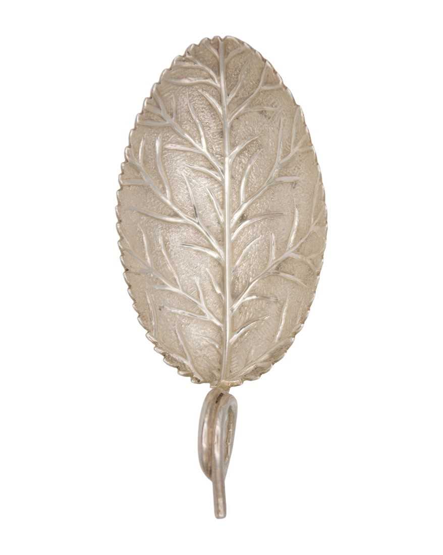 Lot 15 - A George III silver caddy spoon in the form of a leaf by Joseph Willmore.