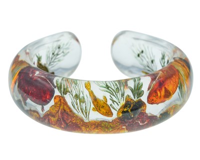 Lot DUNHILL AQUARIUM BANGLE - A fishbowl bangle attributed to Ben Shillingford.