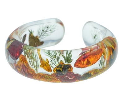 Lot DUNHILL AQUARIUM BANGLE - A fishbowl bangle attributed to Ben Shillingford.