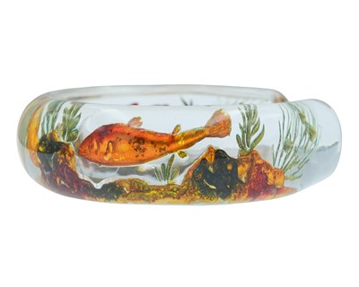 Lot DUNHILL AQUARIUM BANGLE - A fishbowl bangle attributed to Ben Shillingford.