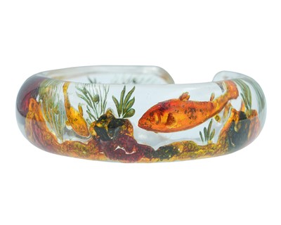 Lot DUNHILL AQUARIUM BANGLE - A fishbowl bangle attributed to Ben Shillingford.