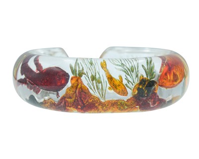 Lot DUNHILL AQUARIUM BANGLE - A fishbowl bangle attributed to Ben Shillingford.