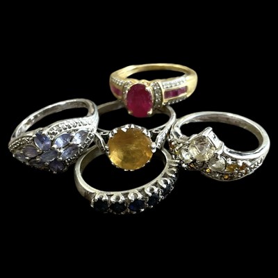 Lot 49 - Five silver stone set rings in varying sizes.