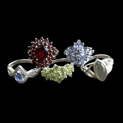 Lot 48 - Five silver stone set rings in varying sizes.