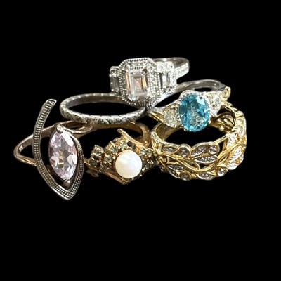 Lot 45 - Six fashion rings, three gold-plated silver,...