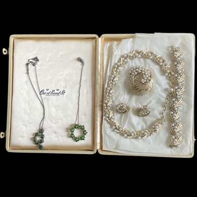 Lot 35 - A full set of vintage CrownTrifari pearl and...