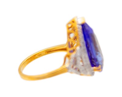 Lot LORIQUE 18k gold tanzanite and diamond dress ring.