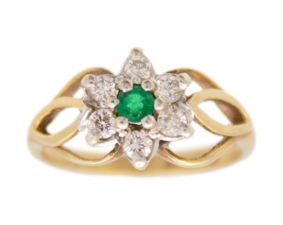 Lot 76 - A 9k gold, emerald and diamond daisy ring.