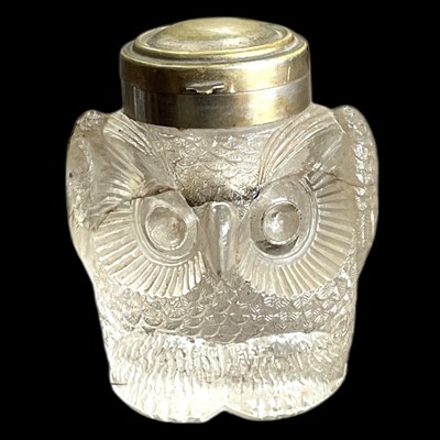 Lot 94 - A vintage glass owl inkwell, 8cm tall.