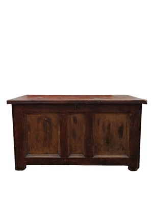 Lot 724 - A Victorian pine blanket chest.
