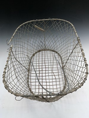 Lot 134 - A large wire basket and a wire dish rack (2)....