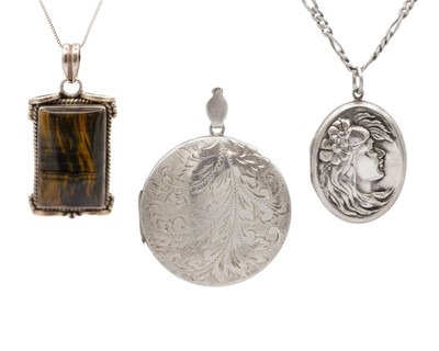 Lot 83 - A selection of silver jewellery items.