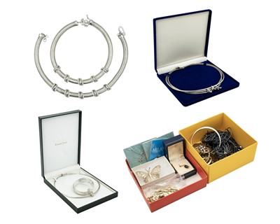 Lot 95 - A selection of costume jewellery.
