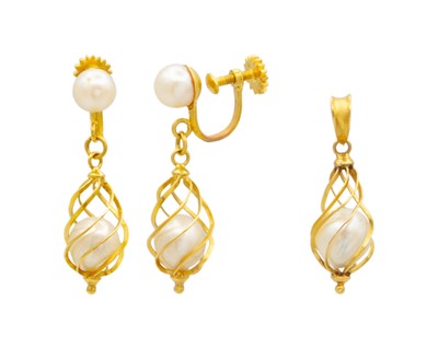 Lot 53 - A high-purity gold and a cultured pearl pendant with a matching pair of earrings.