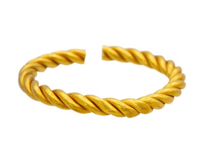 Lot 31 - A high-purity gold hollow twist bangle.