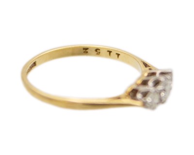 Lot 32 - An 18k gold three-stone diamond ring.
