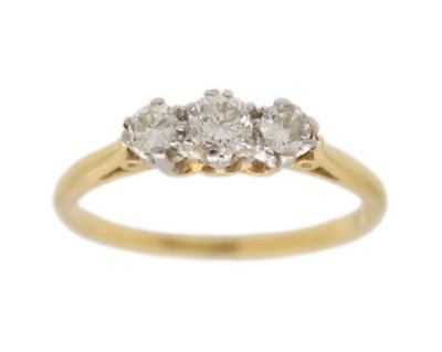 Lot 32 - An 18k gold three-stone diamond ring.