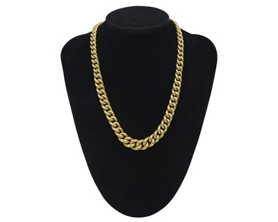 Lot 24 - A heavy 18k gold graduated curb link 18" necklace.