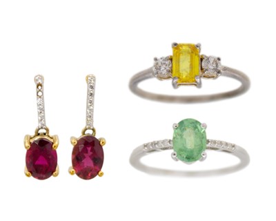 Lot 106 - A selection of gold and silver jewellery items.