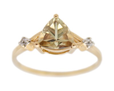 Lot 108 - A 9k gold zultanite ring.
