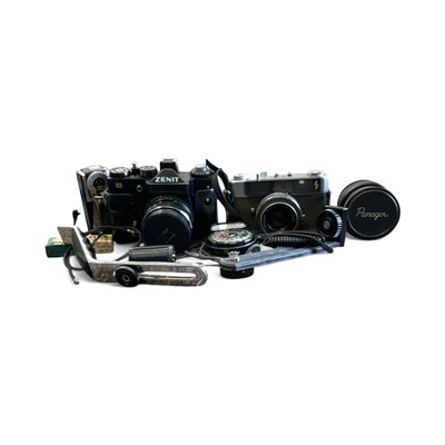 Lot 155 - A selection of vintage photographic equipment.