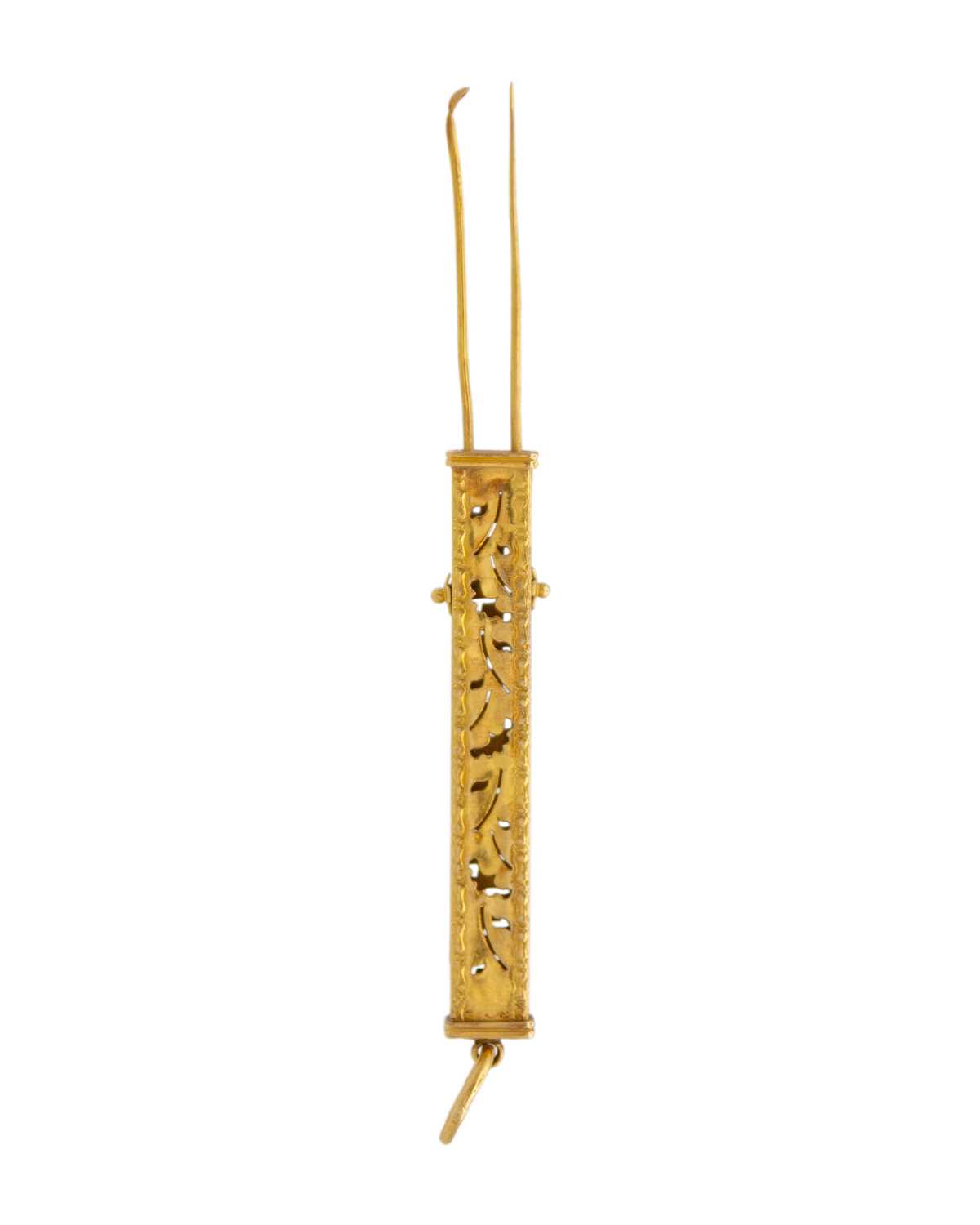 Lot 28 - A high-purity propelling combination toothpick and scoop pendant.