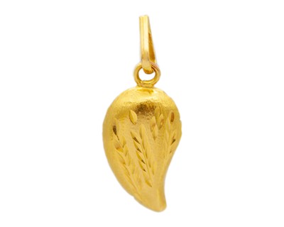 Lot 36 - A high-purity gold engraved pendant.