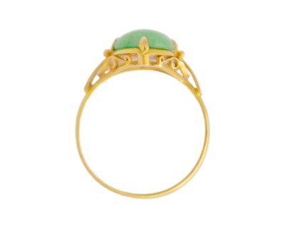 Lot 42 - A 21k gold and jade solitaire ring.