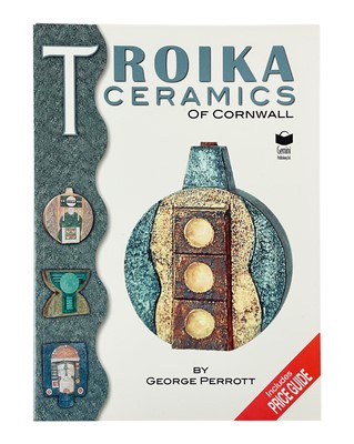 Lot 800 - Troika Ceramics of Cornwall