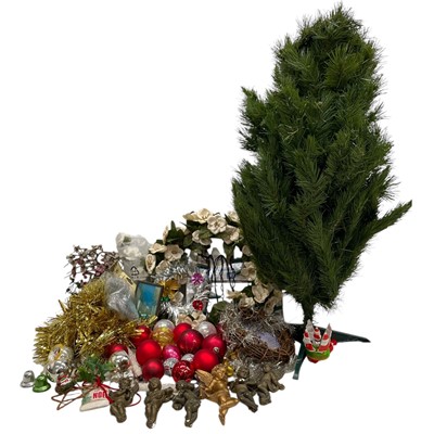 Lot 193 - A collection of Christmas decorations...