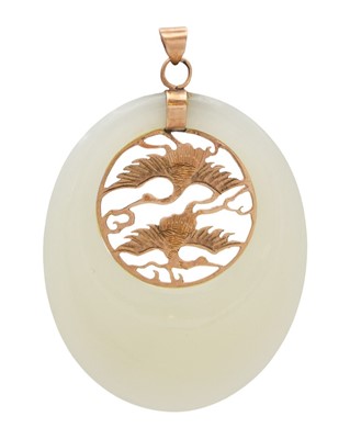 Lot 104 - A Chinese mutton fat jade and 10k gold pendant.