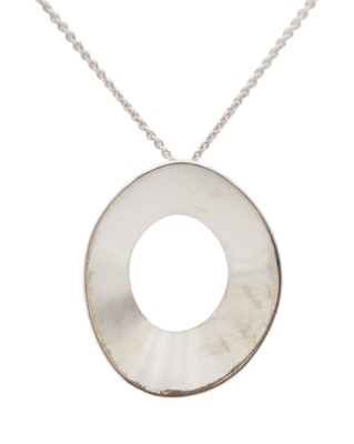 Lot 103 - FRANK GEHRY FOR TIFFANY & CO - a silver oval pendant necklace in original pouch and box.
