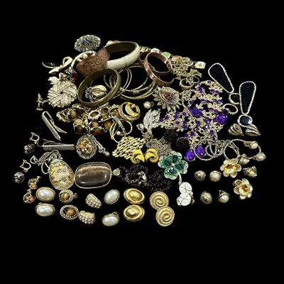 Lot 227 - A selection of yellow metal costume jewellery.