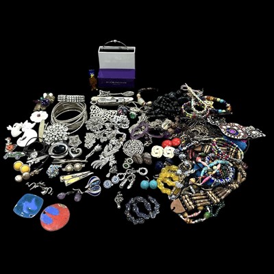 Lot 228 - A selection of costume jewellery.
