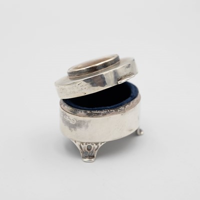 Lot 244 - An Edwardian silver hardstone set ring-box.