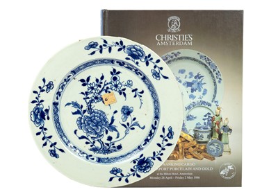 Lot 427 - A Nanking cargo porcelain plate.