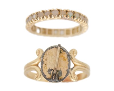 Lot 117 - A selection of two gold rings, damaged.