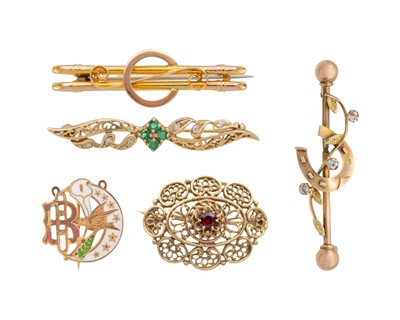 Lot 126 - A selection of five 9k gold brooches.
