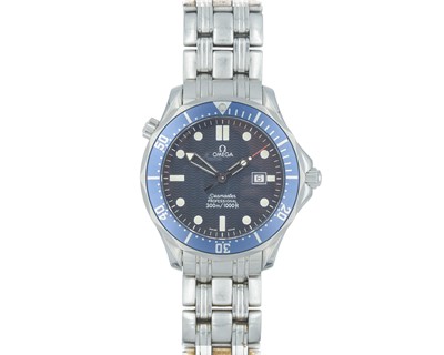 Lot OMEGA - A Seamaster Professional quartz stainless steel gentleman's bracelet wristwatch.