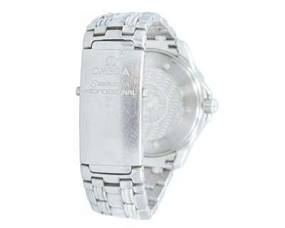 Lot OMEGA - A Seamaster Professional quartz stainless steel gentleman's bracelet wristwatch.