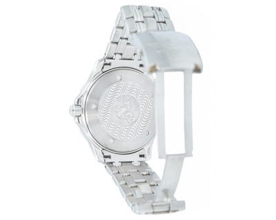 Lot OMEGA - A Seamaster Professional quartz stainless steel gentleman's bracelet wristwatch.