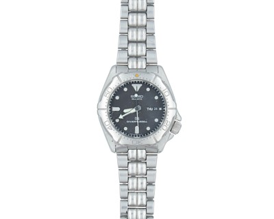 Lot 1143 - SEIKO - An SQ diver's 200m quartz stainless steel gentleman's bracelet wristwatch.