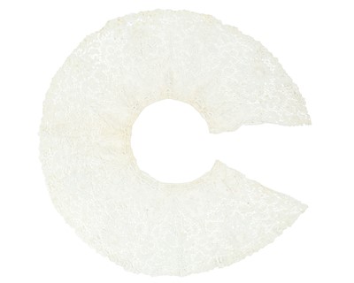 Lot 577 - A duchesse lace collar.